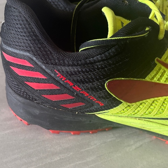 Brooks Men's Mazama Size 10.5 Vibrant Yellow and Red Athletic Shoes - Picture 3 of 11